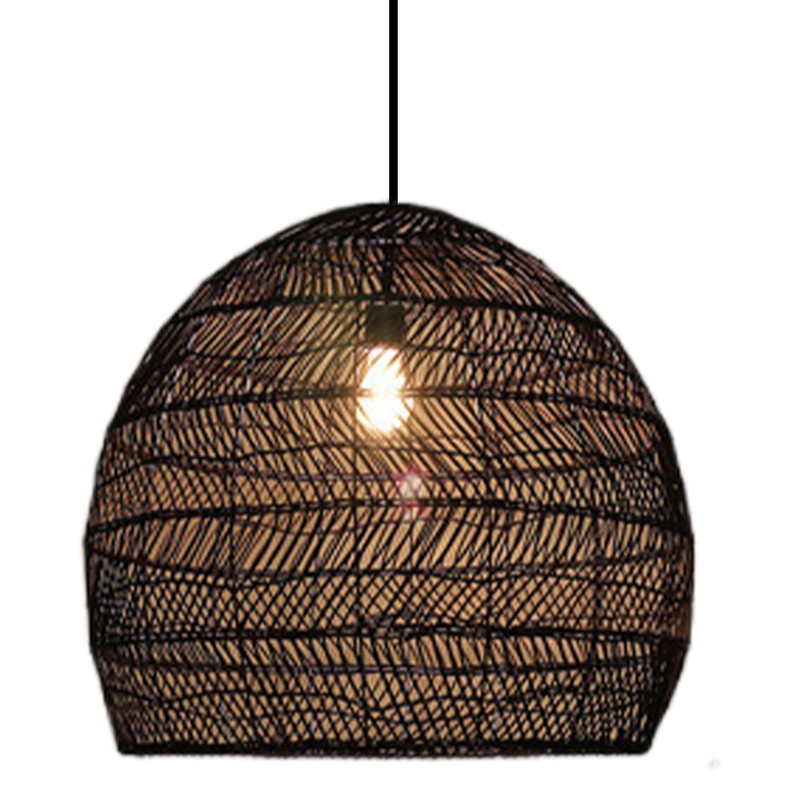 Suspension en rotin noire tissée à la main de style chinois sur fond blanc