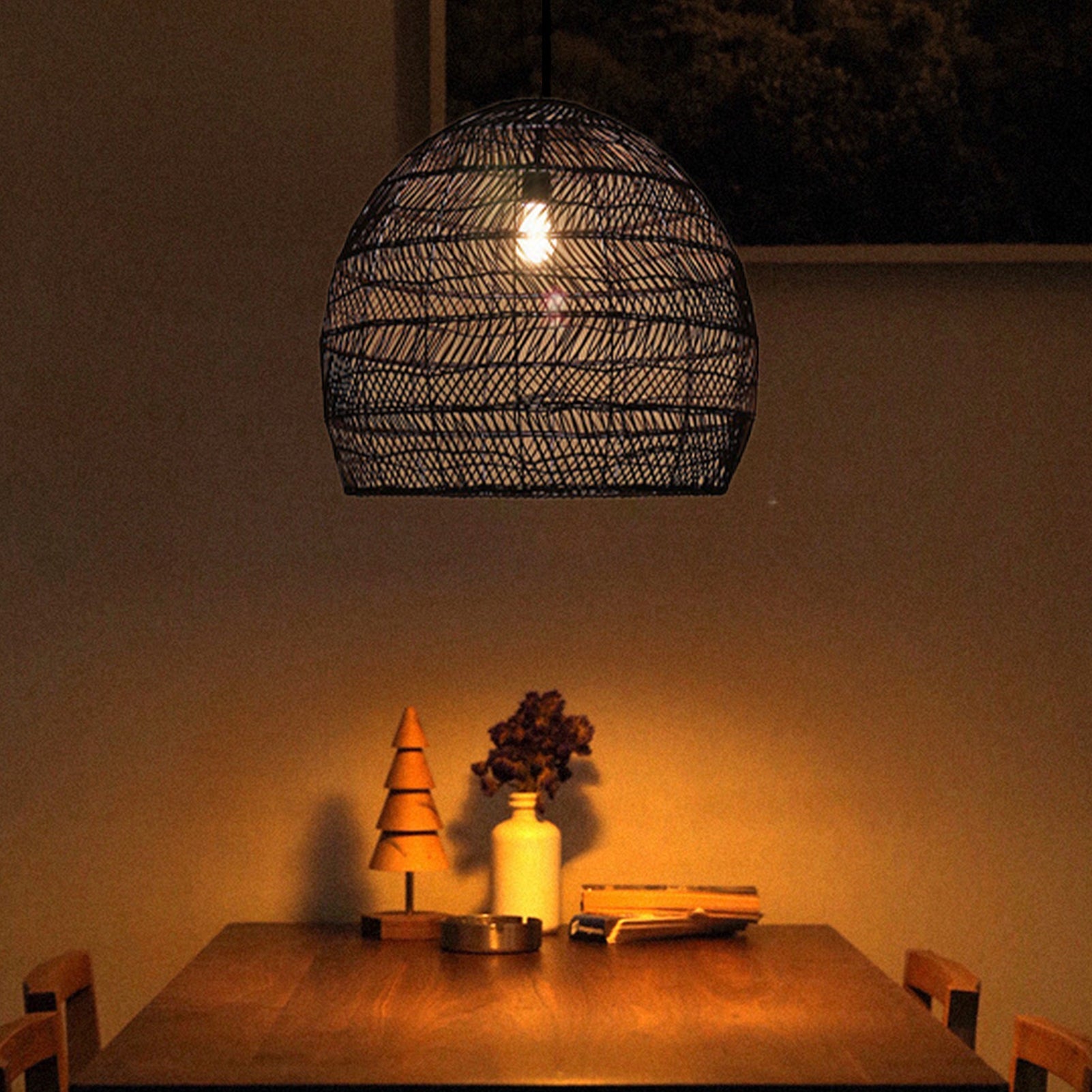 Suspension en rotin noire tissée à la main de style chinois