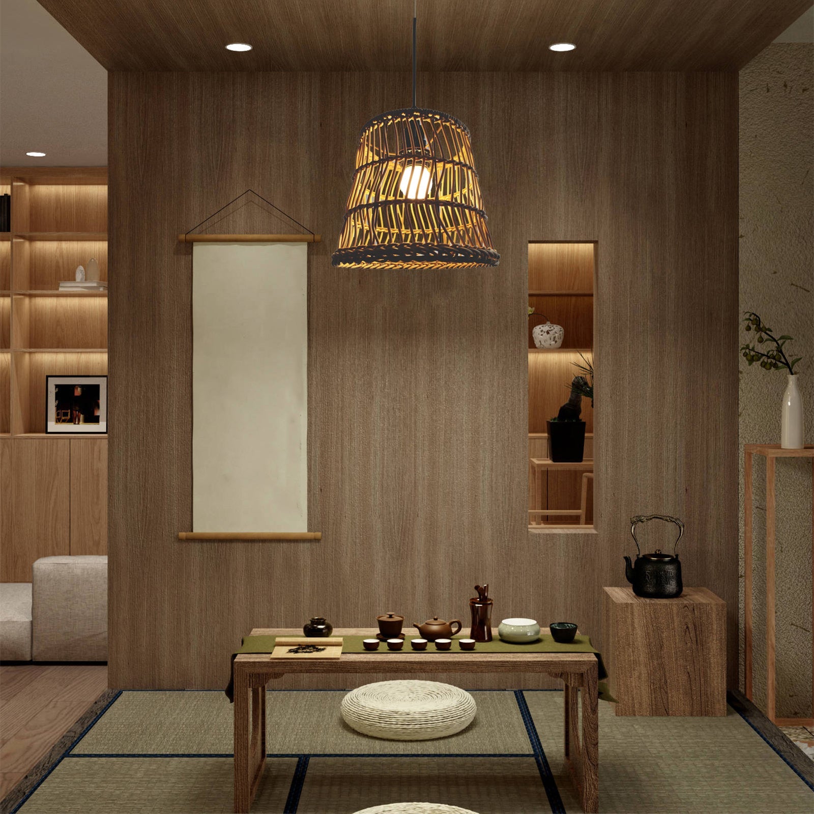 Pièce avec mur et plafond en bois ou se trouve accroché un abat-jour en rotin en forme de corbeille aéré. En dessous se trouve une table basse avec des petite tasses, une théière et d'autres objets en terre cuite. Un pouf de sol rond et blanc sur un tapis vert et noir.