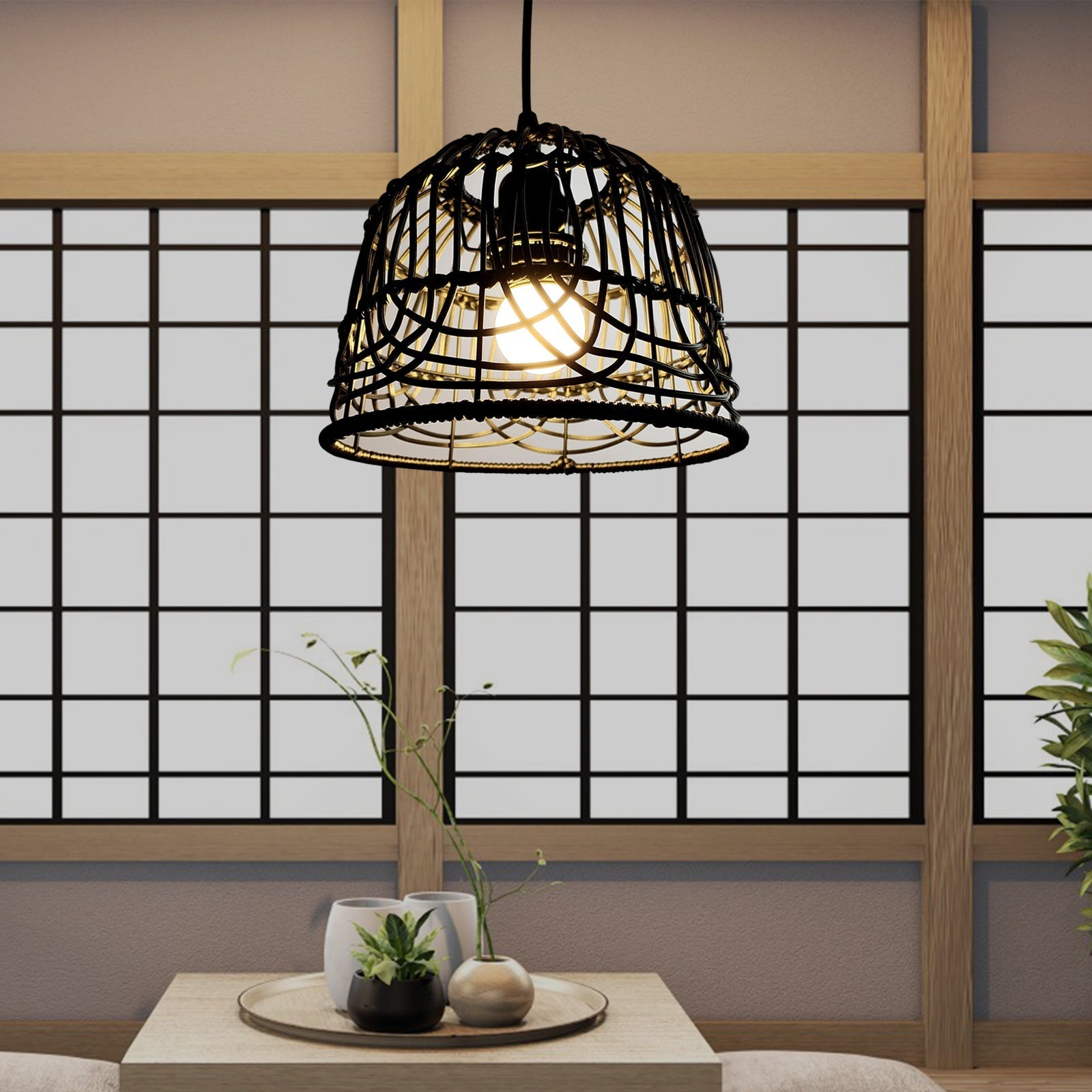 Abat-jour rotin épuré noir présenté au dessus d'une table