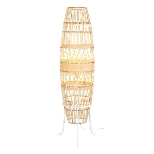 Lampadaire rotin chic bohème long et oval présenté sur fond blanc
