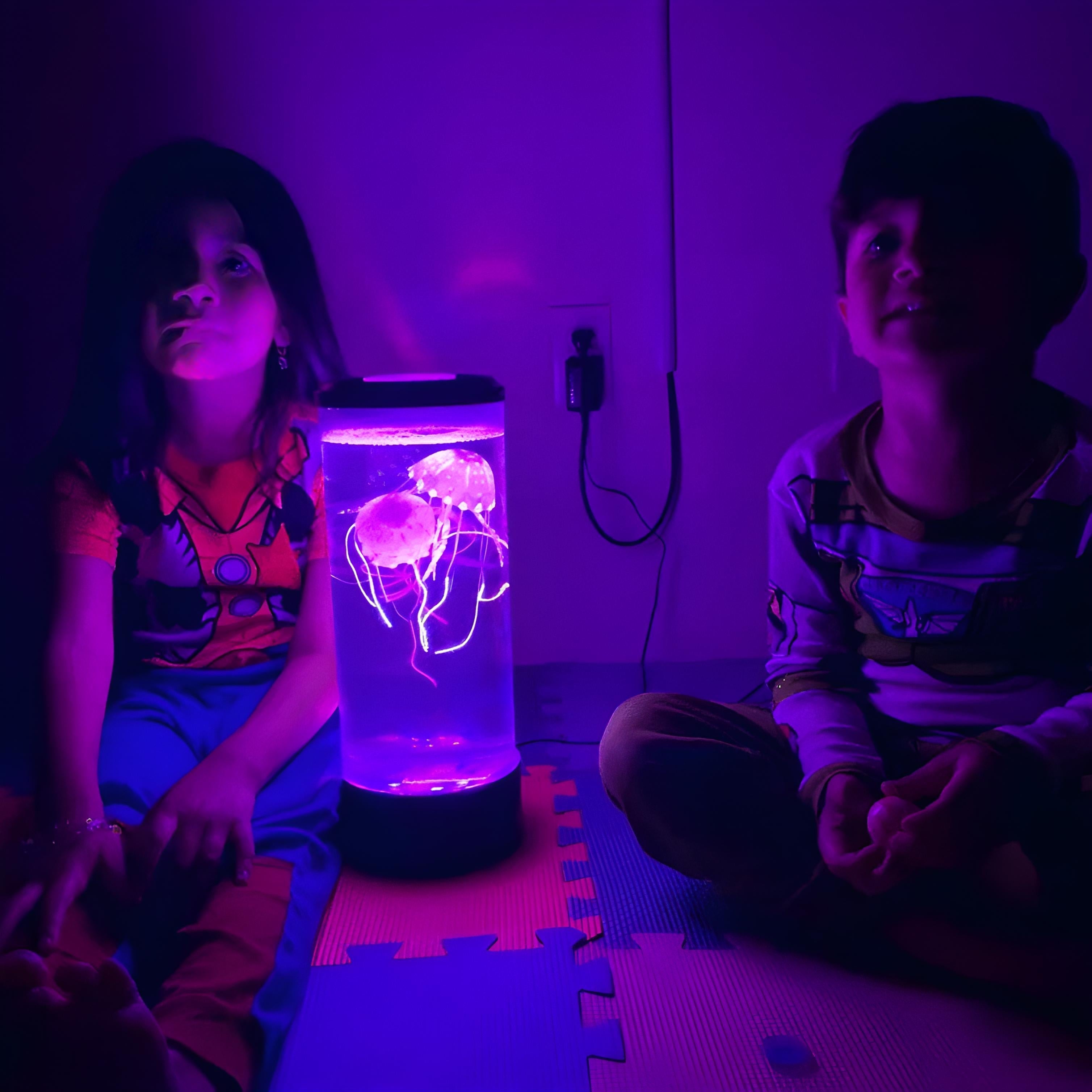 Lampe à Lave Méduse avec des enfants à coté