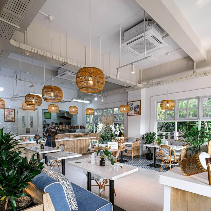 Lampe abat-jour avec fond plein suspendue en rotin