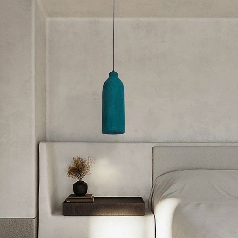 Lampe suspendue au design japonais pour cuisine sur fond blanc avec un pot de fleurs et un lit à droite