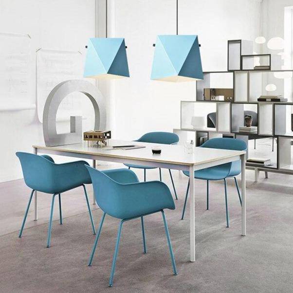 Suspension design LED avec abat-jour en métal coloré au géométrique