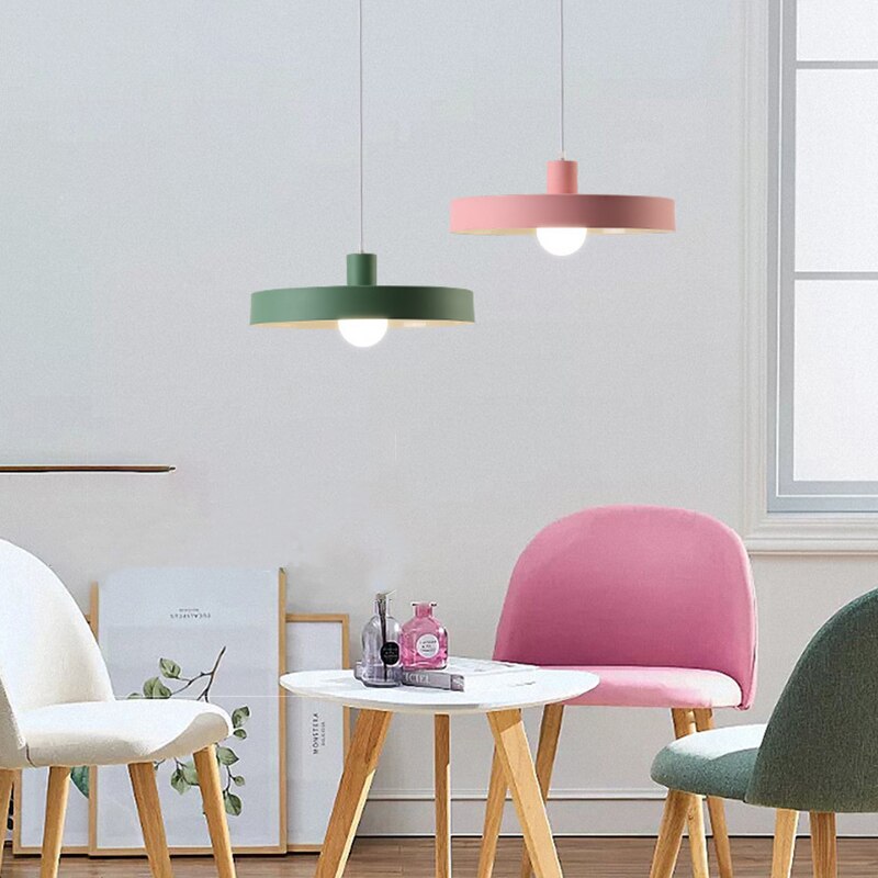 Suspension moderne avec abat-jour circulaire et plat en métal Cara