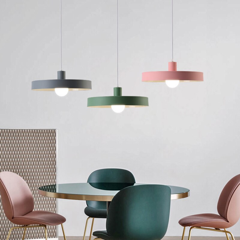 Suspension moderne avec abat-jour circulaire et plat en métal Cara