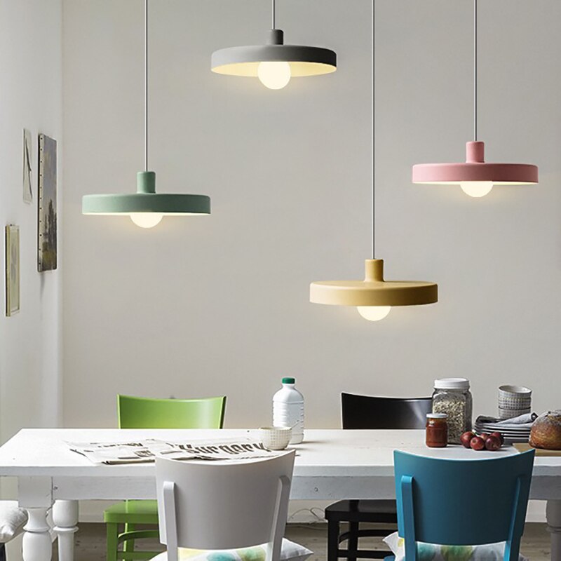 Suspension moderne avec abat-jour circulaire et plat en métal Cara