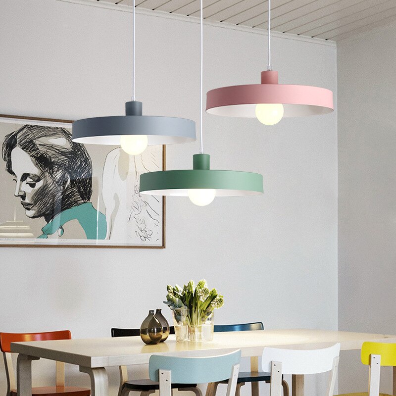 Suspension moderne avec abat-jour circulaire et plat en métal Cara