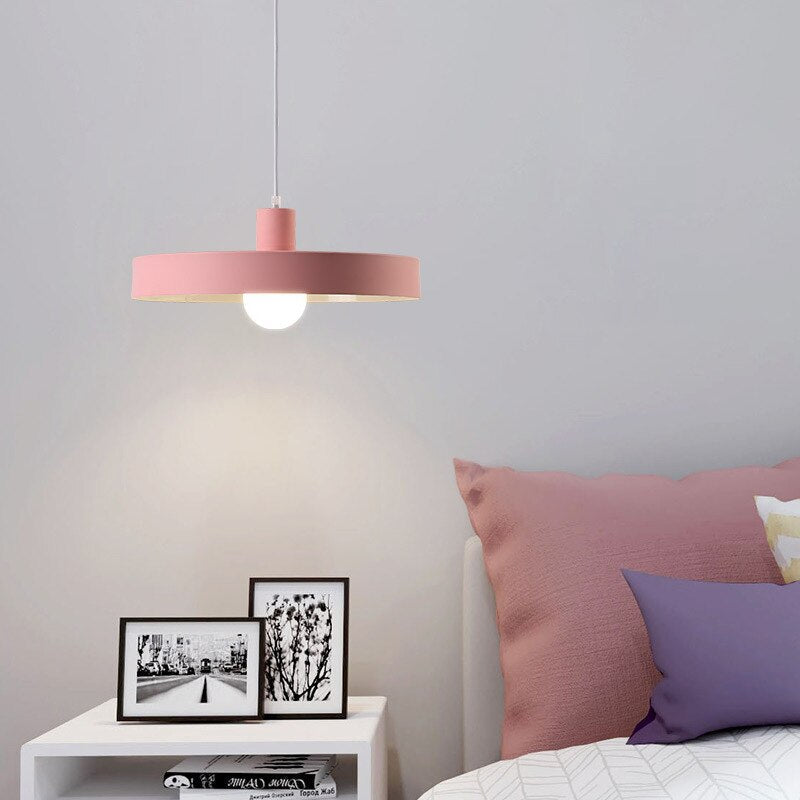 Suspension moderne avec abat-jour circulaire et plat en métal Cara