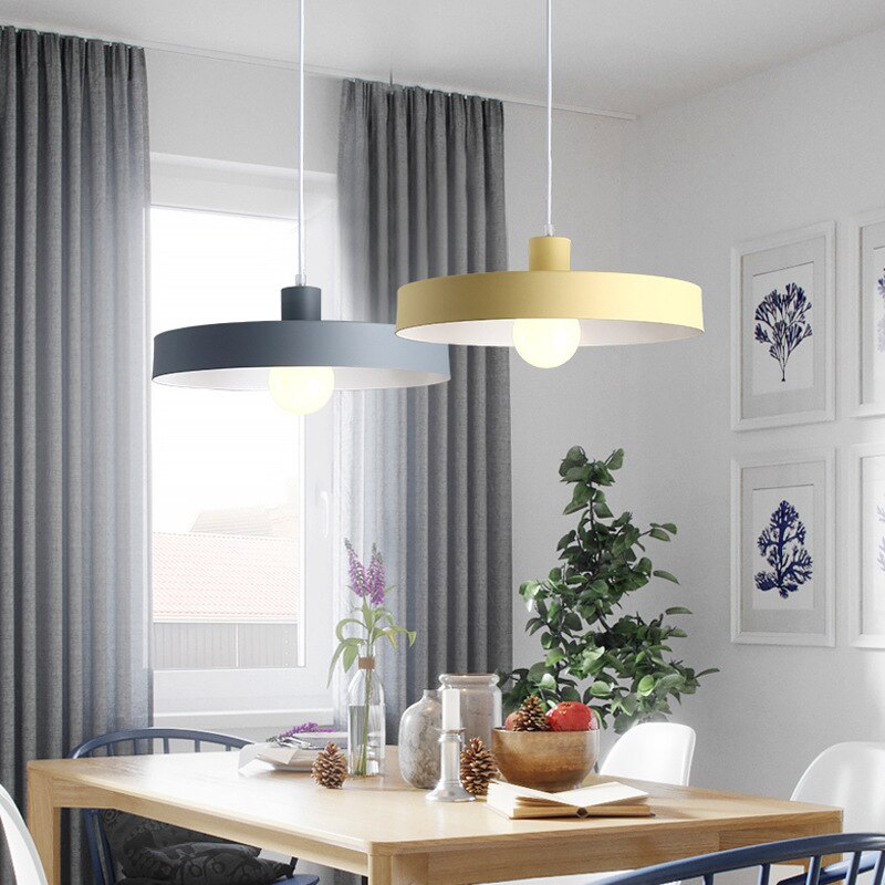 Suspension moderne avec abat-jour circulaire et plat en métal Cara