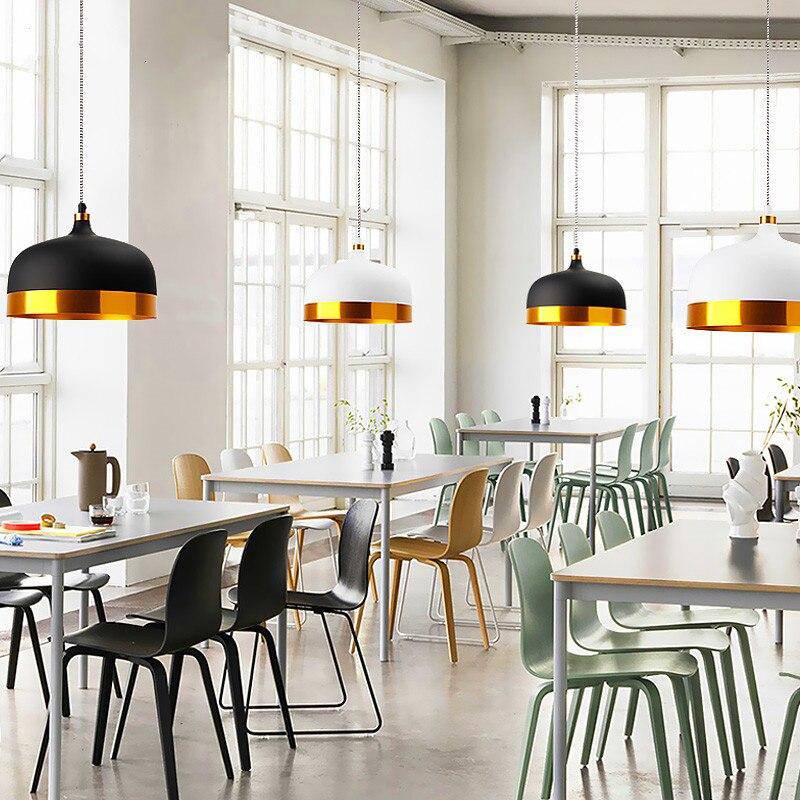 Suspension design LED avec abat-jour en métal arrondi au bords dorés Loft