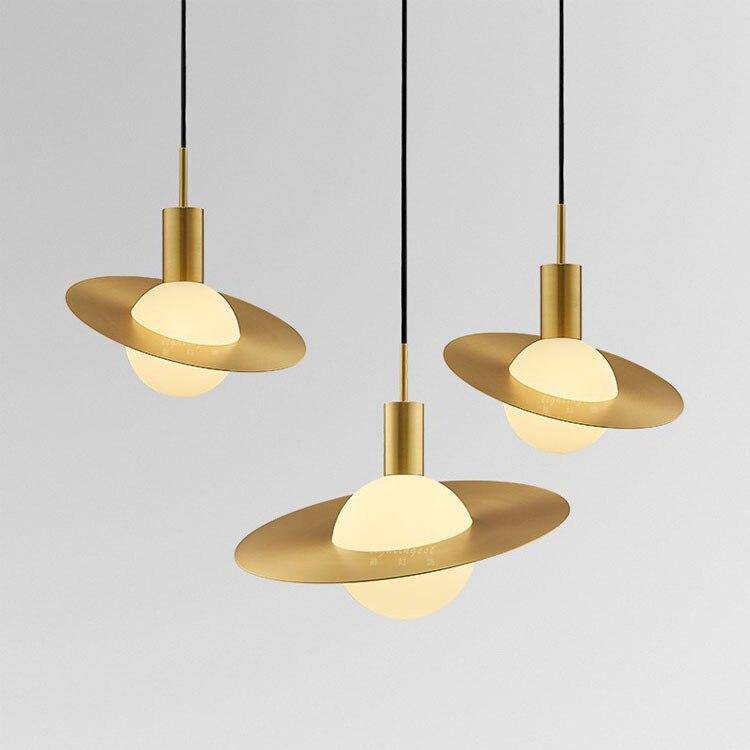 Suspension design LED avec cercle en métal doré et boule Luxury