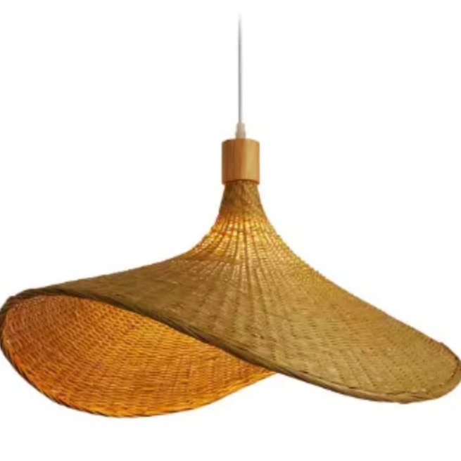 Suspension en rotin en forme de chapeau sur fond blanc