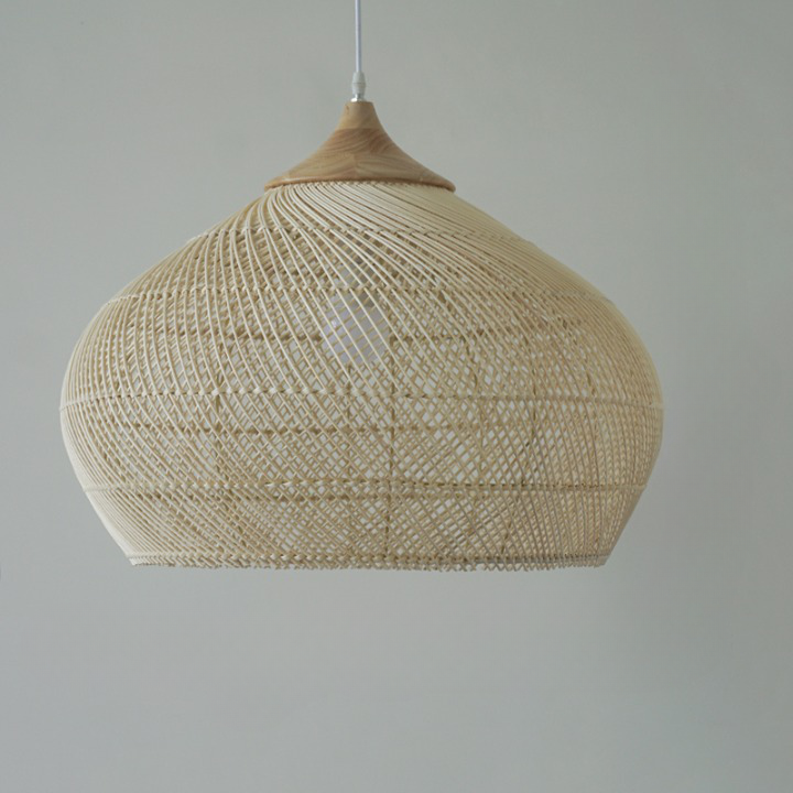 Suspension en rotin LED vintage beige faite à la main sur fond gris