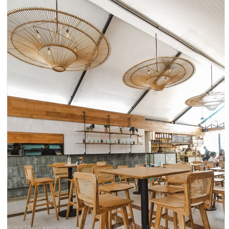 Suspension majestueuse lampe LED en rotin faite à la main