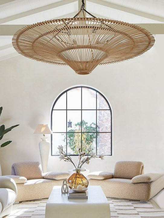 Suspension majestueuse lampe LED en rotin faite à la main