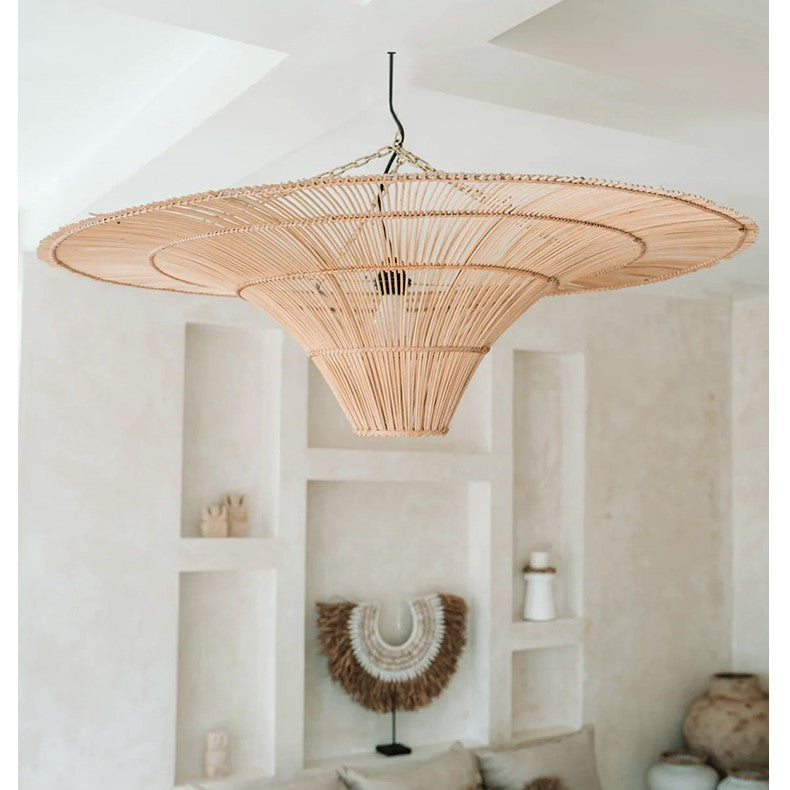Suspension majestueuse lampe LED en rotin faite à la main