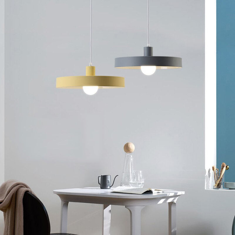 Suspension moderne avec abat-jour circulaire et plat en métal Cara