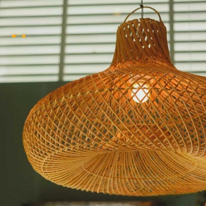 Lustre suspendu rotin design sophistiqué présenté allumé