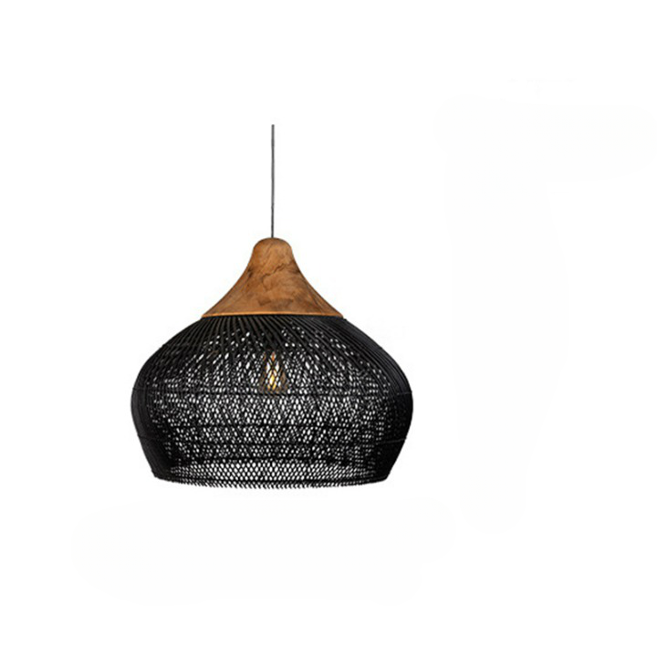 Suspension en rotin noir, tressé, en forme de arrondit, grande ouverture en bas et finissant par un cône en bois au niveau du câble électrique qui s'accroche au plafond. Sur un fond blanc.