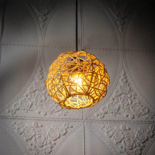 Luminaire suspension rotin rond design présenté allumé