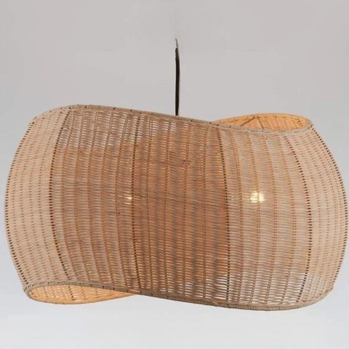Abat-jour suspendu rotin tissé rond  présenté allumé sur fond gris