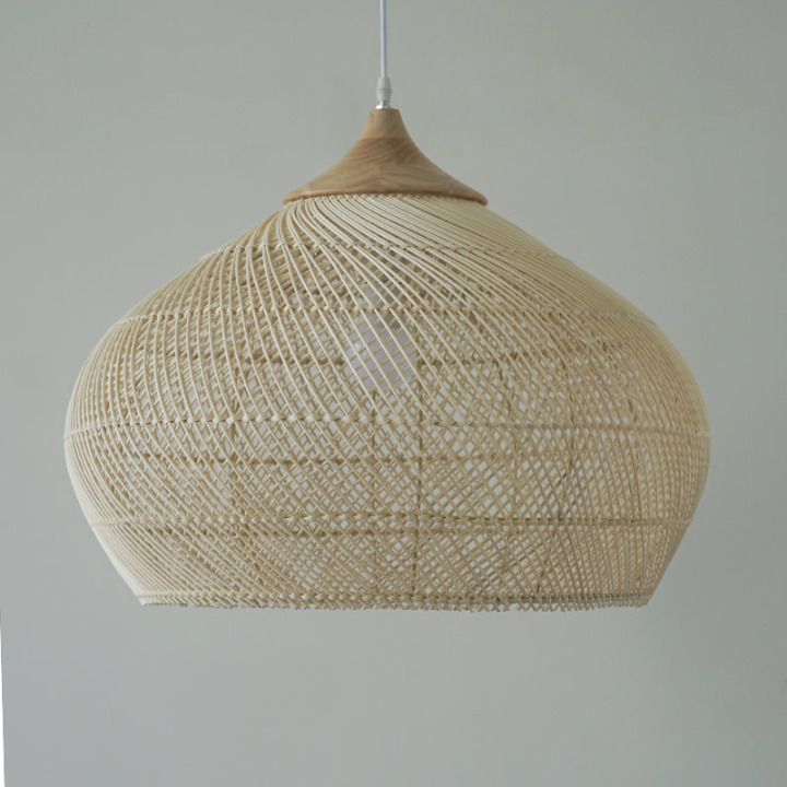 Suspension rotin blanc sphérique présentée éteinte