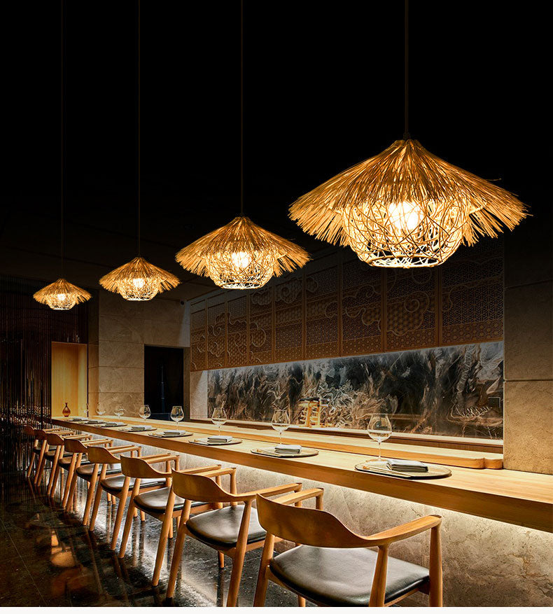 Lustre en rotin tissé créatif couleur naturelle présenté au dessus d'un comptoir de restaurant en plusieurs exemplaires en enfilade