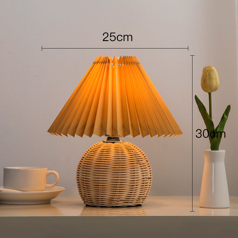 Lampe de chevet rotin avec base ronde tissée et abat-jour plissé