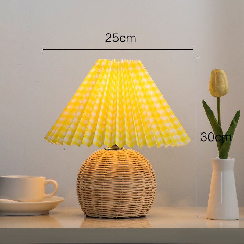 Lampe de chevet rotin avec base ronde tissée et abat-jour plissé