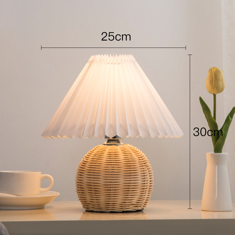 Lampe de chevet rotin avec base ronde tissée et abat-jour plissé