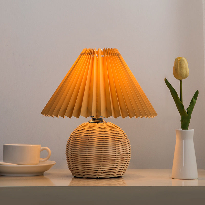 Lampe de chevet rotin avec base ronde tissée et abat-jour plissé
