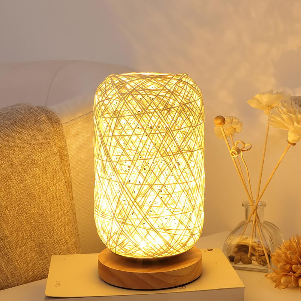 Lampe de chevet rotin tressage serré beige présenté allumée